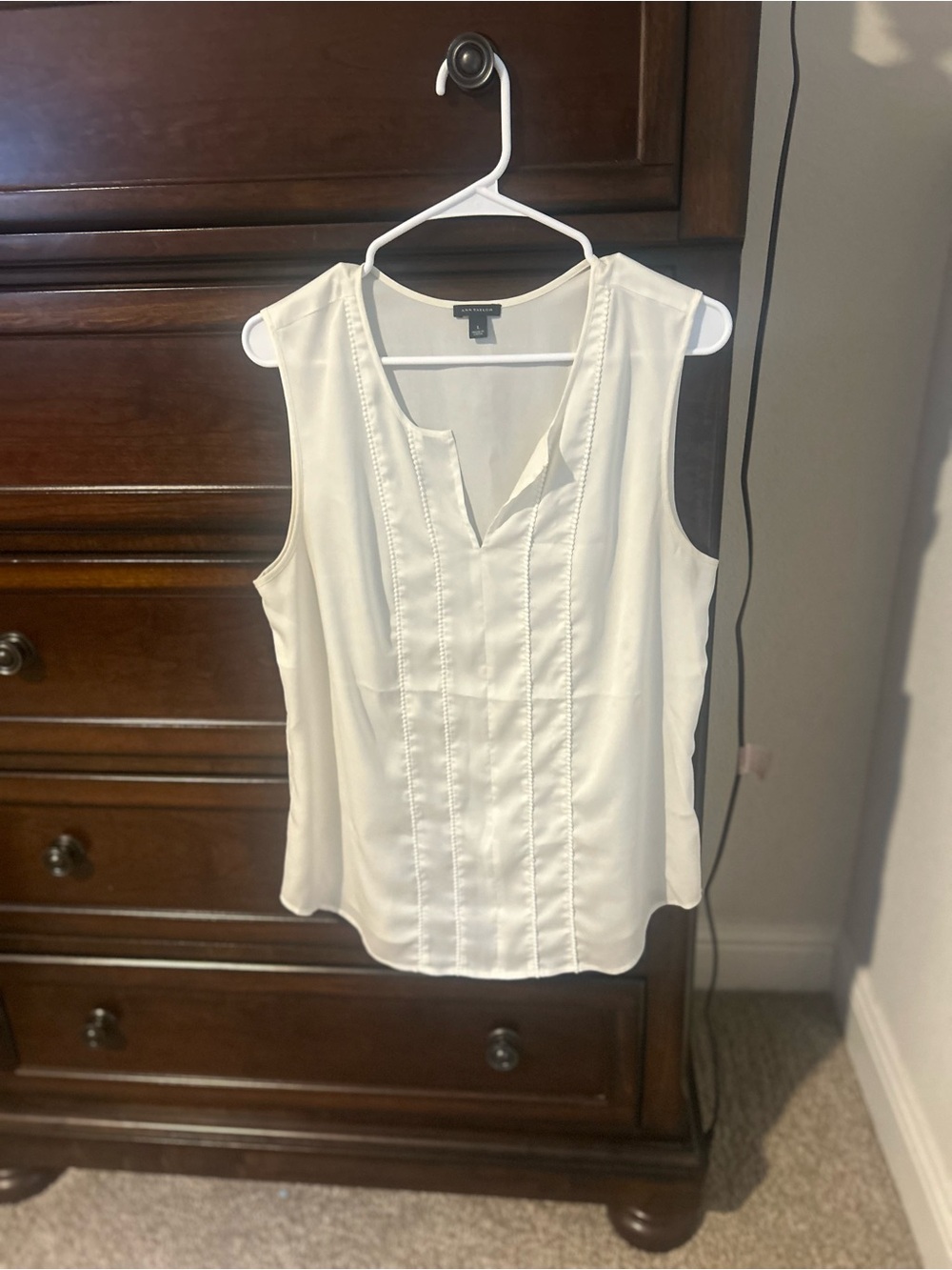 Ann Taylor White Sleeveless Pintuck V-Neck Camisole